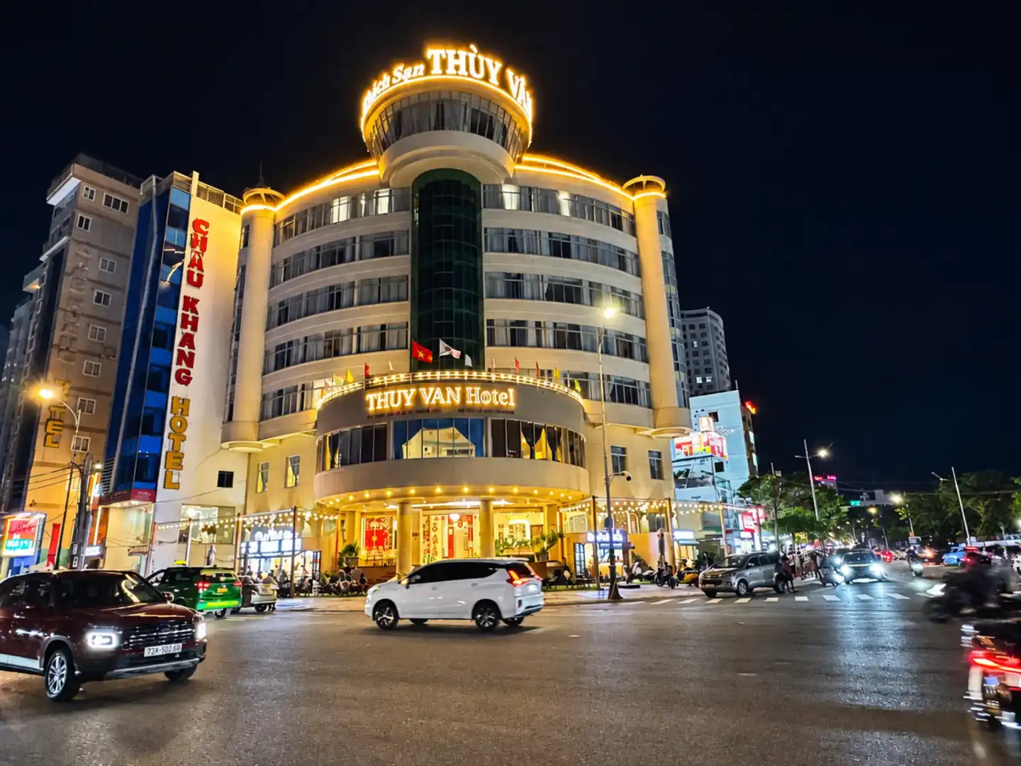 Khách sạn Thùy Vân lên đèn về đêm trên đường Thùy Vân
