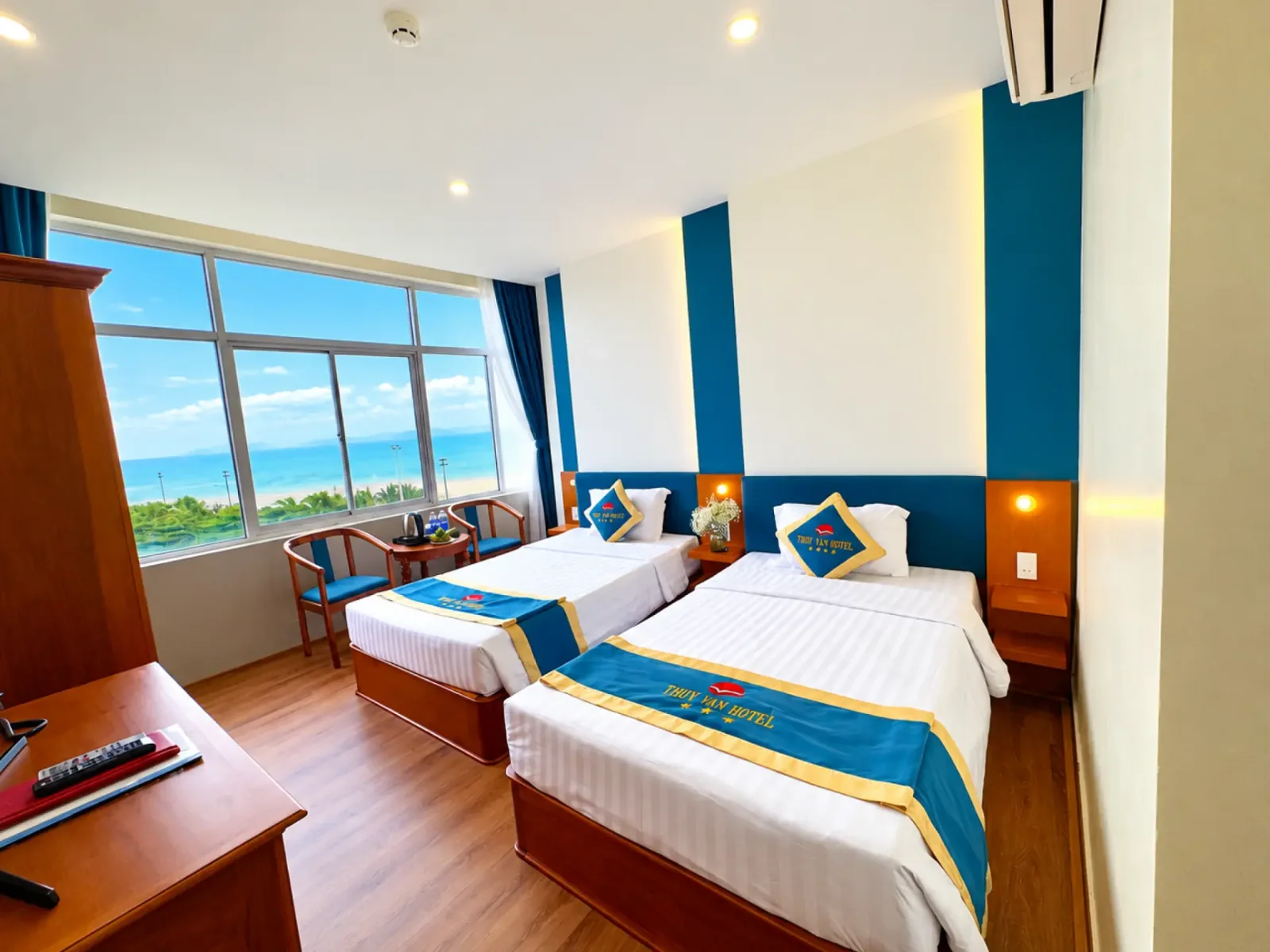 Phòng hai giường đơn với cửa sổ lớn