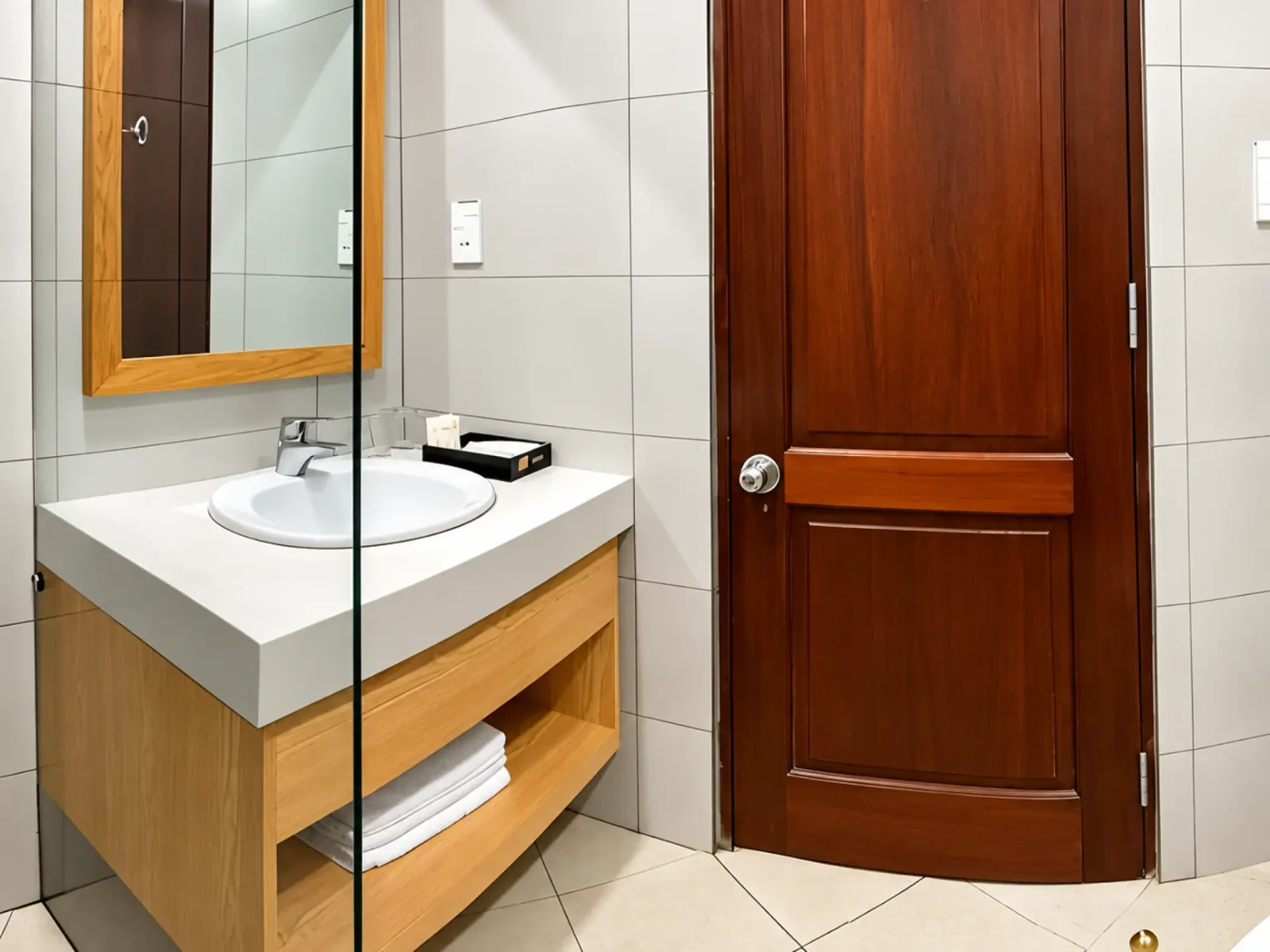 Phòng tắm riêng có bồn rửa và gương